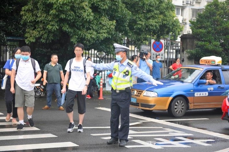 宁波交警护送高考车队,宁波交警送考生
