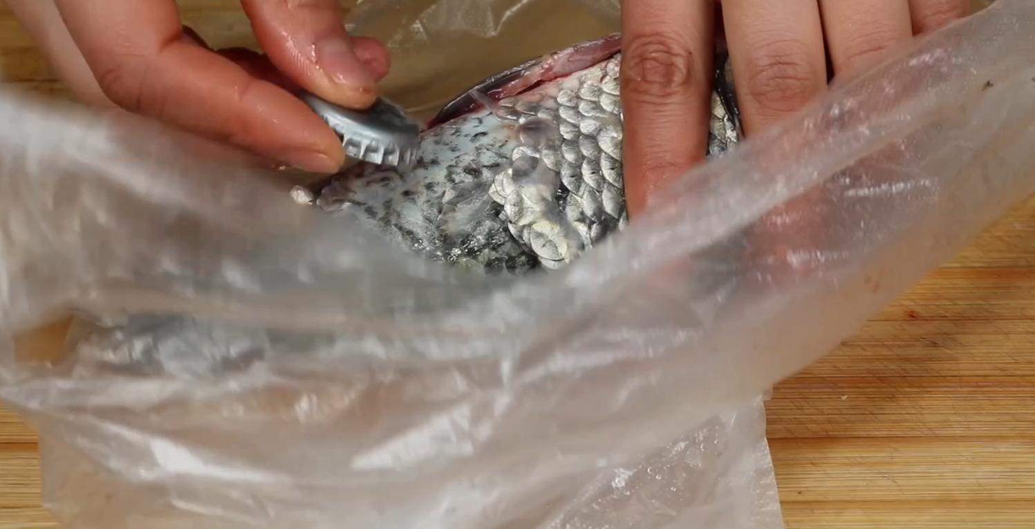 才知道去鱼鳞不要用刀，加一个塑料袋，又快又干净，这方法太棒了