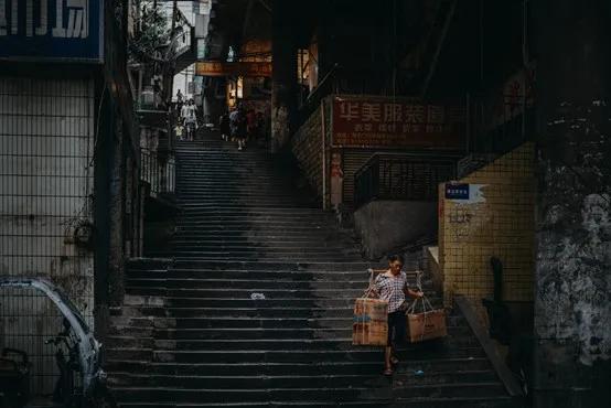 重庆魔幻与烟火并存的城市,重庆是座魔幻的城市