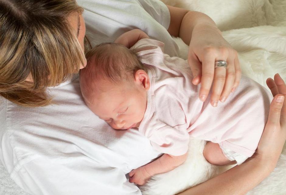 刚喂完奶宝宝打嗝怎么回事,刚喂完奶的婴儿吐奶打嗝怎么办