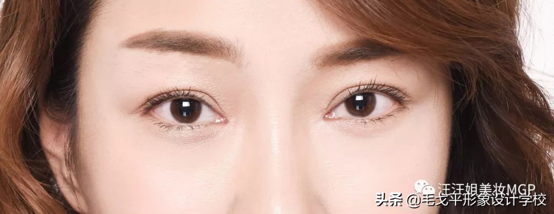 为什么眉毛稍不注意就画成平眉,画眉毛总是高低眉怎么办