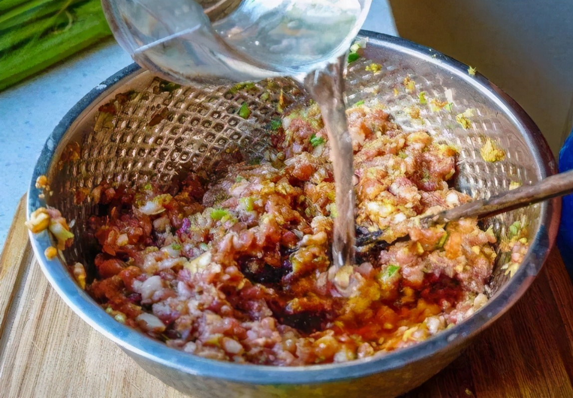 打水馅包子,最简单的肉馅包子怎么调