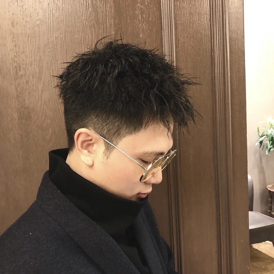 一张渣男锡纸烫的发型,类似渣男锡纸烫的发型