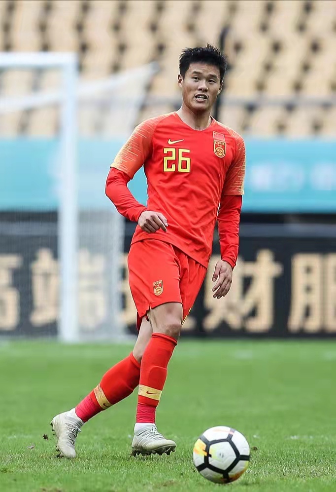 圆月弯刀任意球,足坛十大绝杀贴地斩