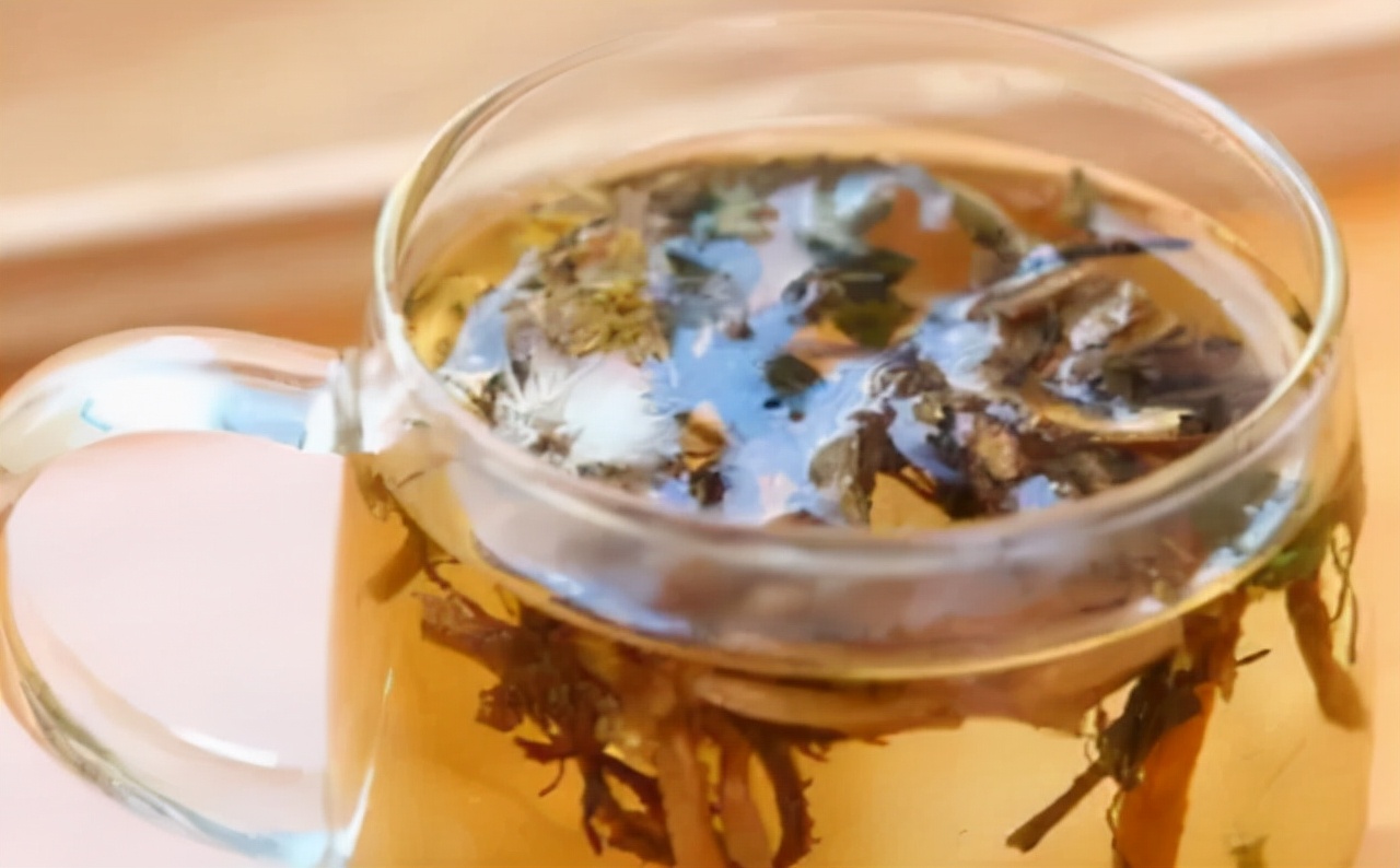 一个47岁的女子长期喝蒲公英泡水,39岁女子常喝蒲公英水发生了什么