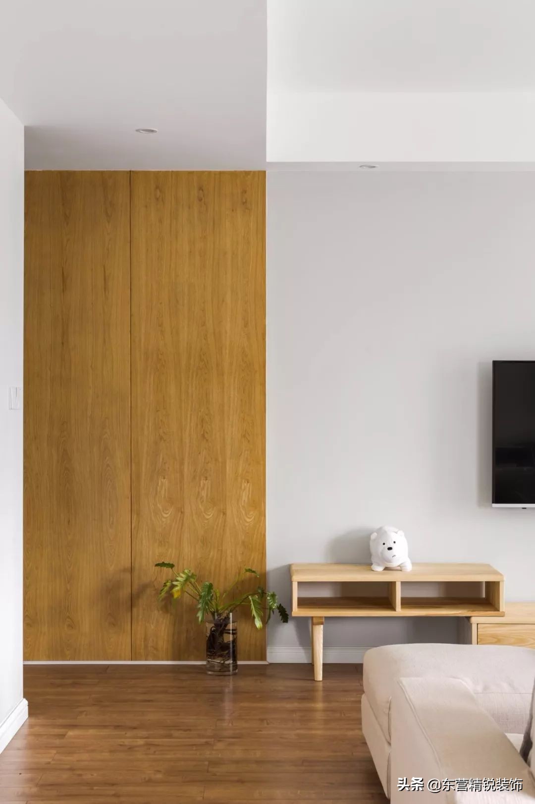 主卧背景墙护墙板装修效果图大全,100平方现代轻奢护墙板装修多少钱