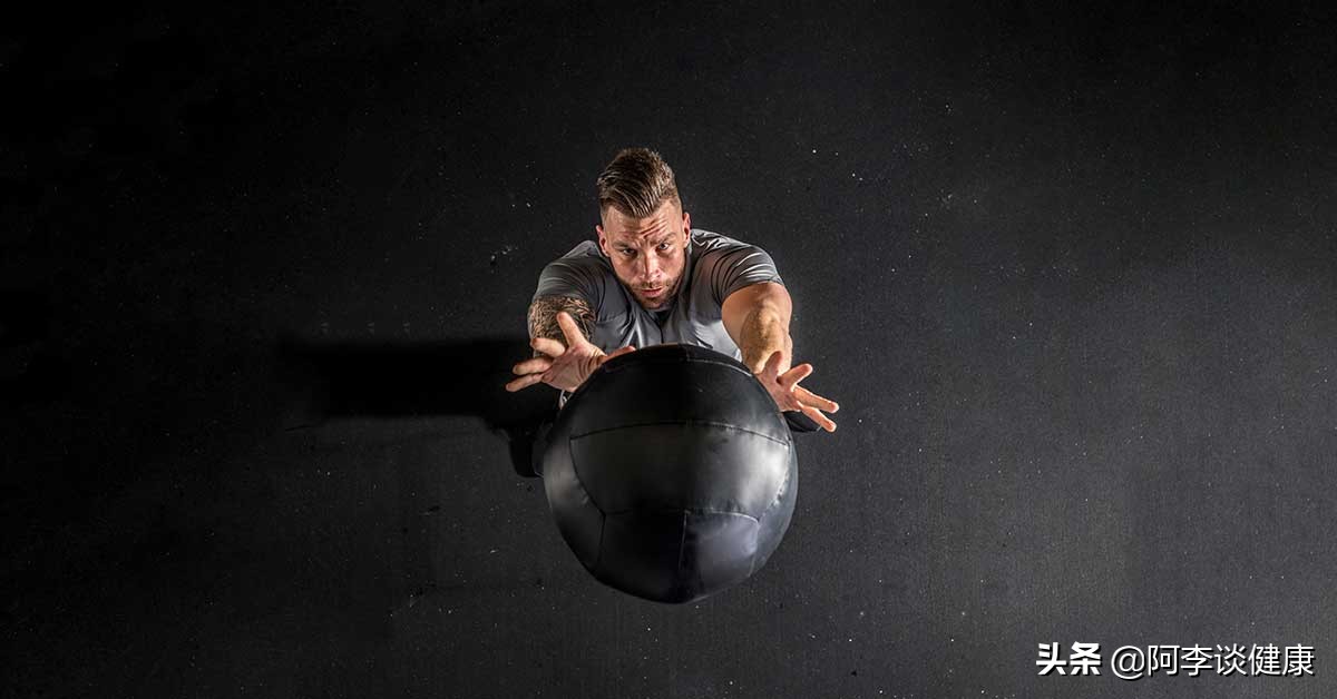 卧推力量上不去？药球仰卧胸推爆发力训练：帮你快速进阶提升力量