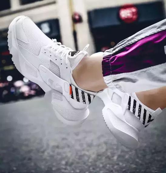 比较轻而且回弹和减震都不错的鞋,又软又帅又减震的鞋子推荐