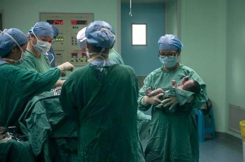 孕妇逛街时胎儿突然降生,孕妇逛街孩子突然掉下来了