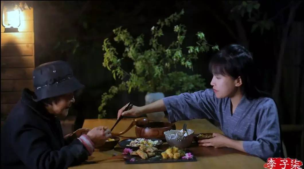 李子柒田园生活的魅力在哪里,当李子柒看到了不一样的田园生活