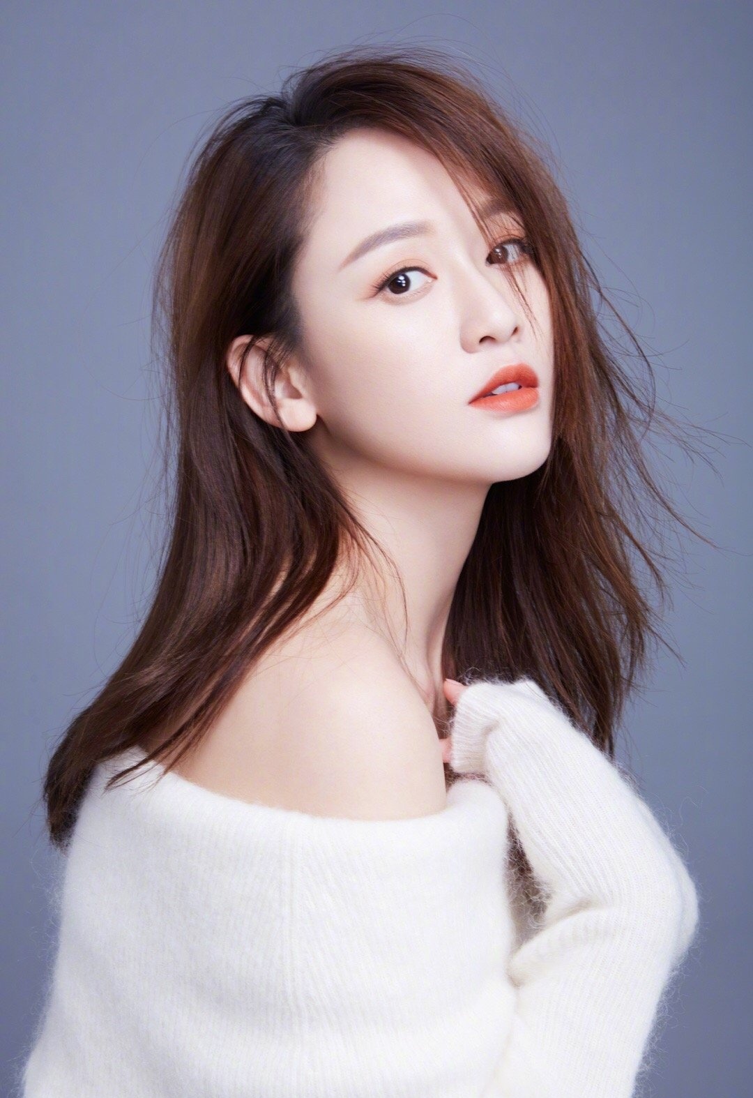 陈乔恩放飞的刘海满满的少女心,陈乔恩换装携霸道总裁惊艳登场