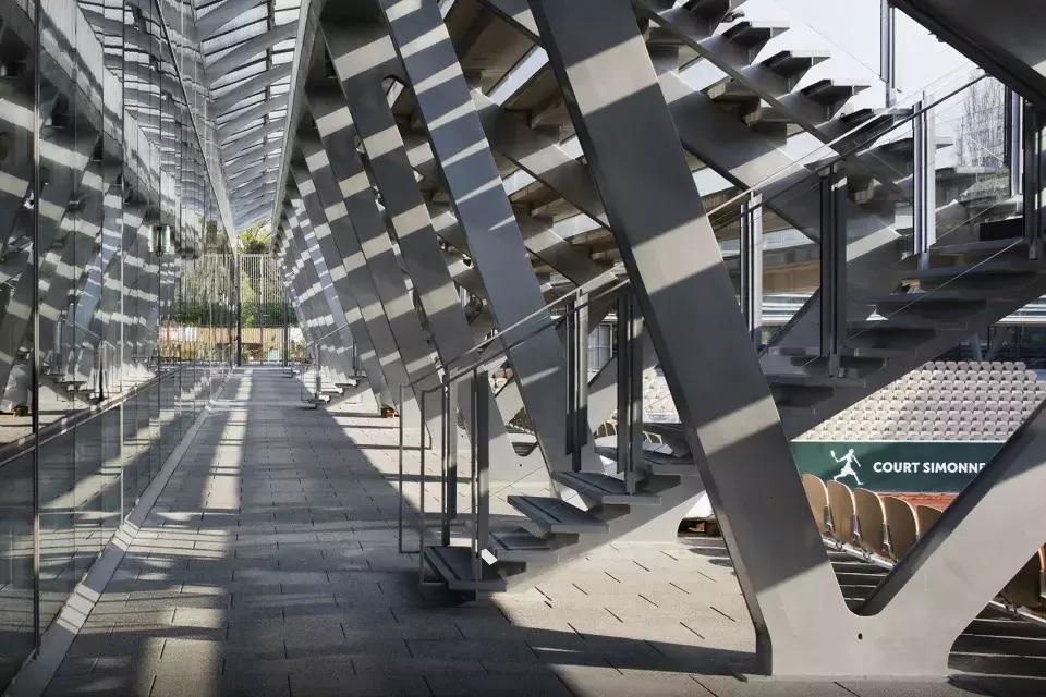 玻璃温室环绕着的红土网球场-Simonne-Mathieu网球场，巴黎