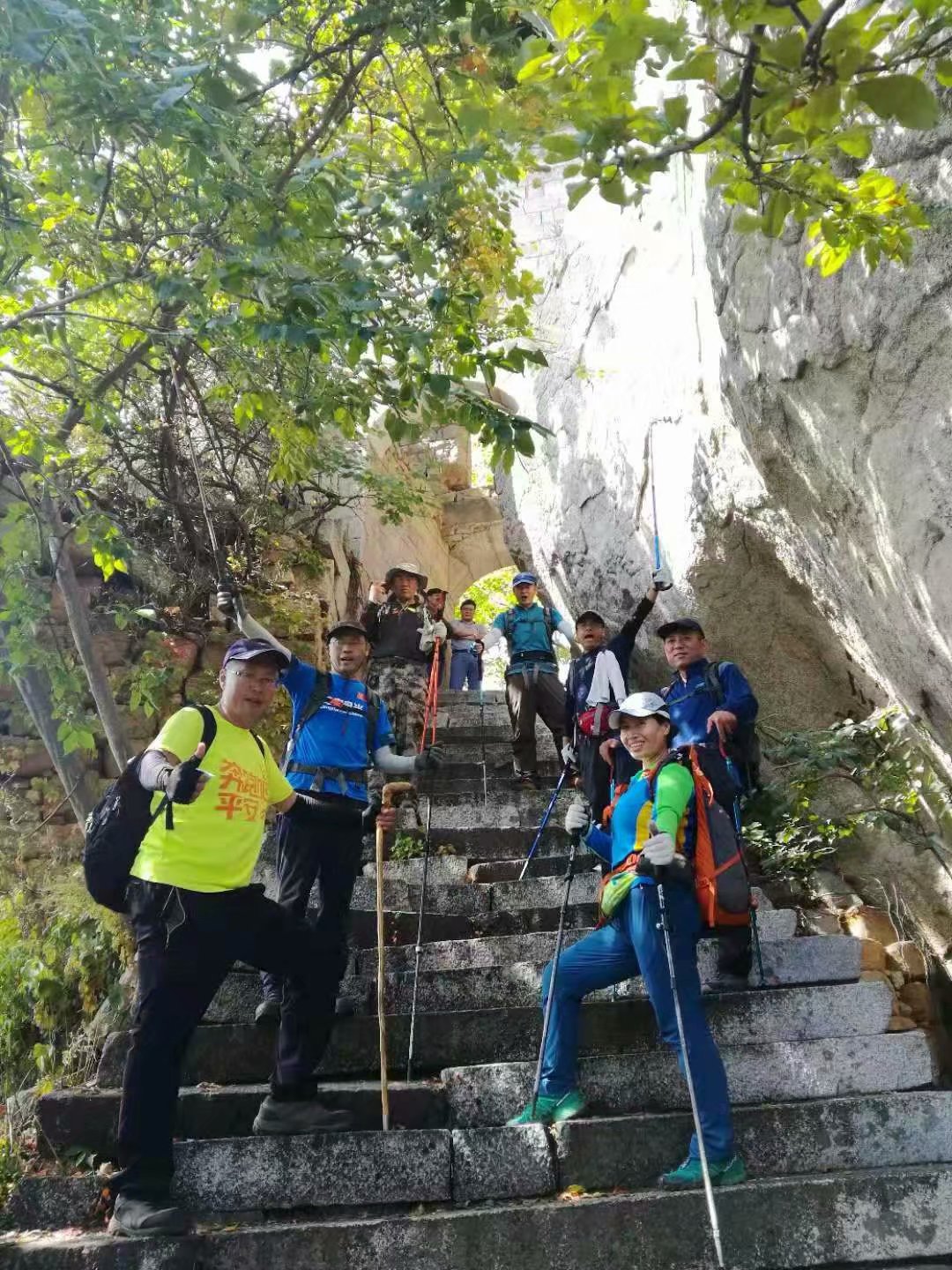 远征三晋凯旋还，飓风众人把酒欢