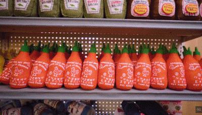 她开了间超市，卖的东西却全是假的，9000件商品，竟被一抢而空