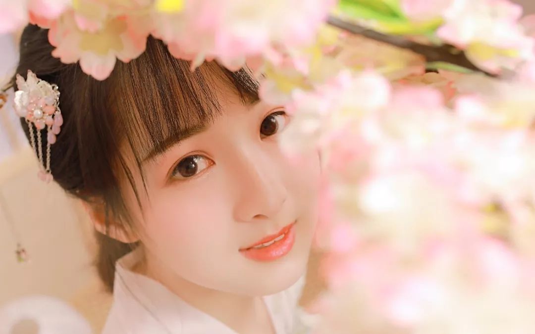 夸人笑起来好看的诗句,夸别人笑起来真好看的古文诗句