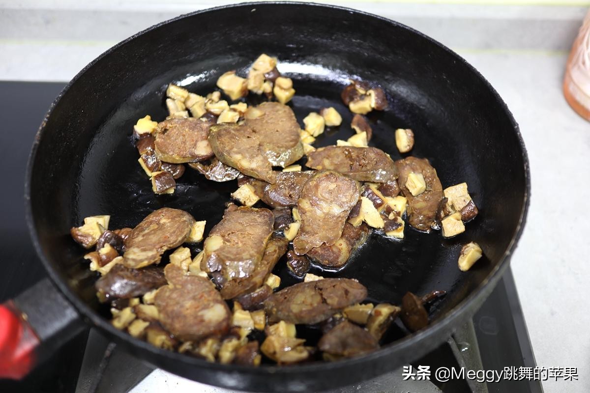 元旦这饭端上桌，勺子就不离锅，几十年雷打不动，新年第一天必吃