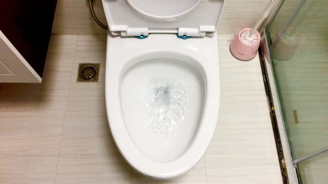 按马桶冲水的正确按法,马桶使用多种方法冲下去