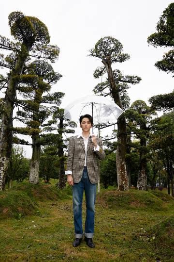 张新成回廊亭穿西服显瘦,县委大院张新成撑伞照片