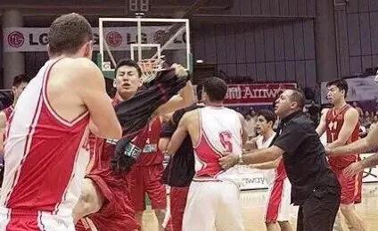 中国男篮05年亚锦赛对黎巴嫩决赛,01年中国黎巴嫩男篮群殴