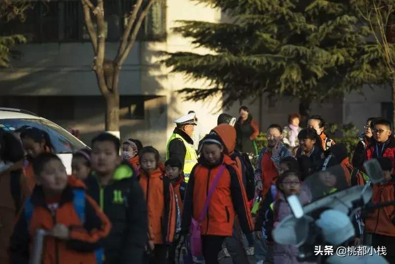 59岁了还在指挥交通！他已经从“蜀黎”变成了“爷爷