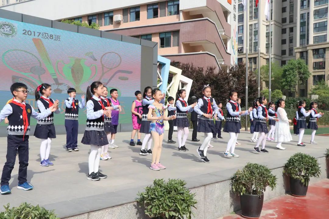 运动彰显活力,健康放飞梦想:天府四小四(8)中队*旗国**下讲话