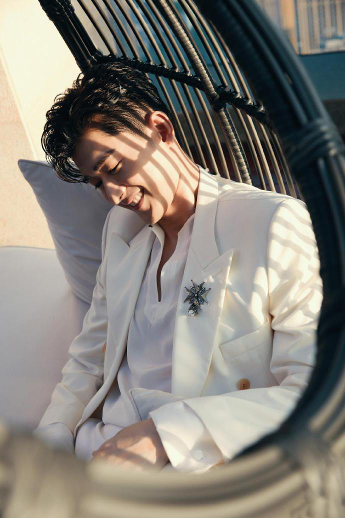 张翰帅气时尚,张翰穿粉色西装图片