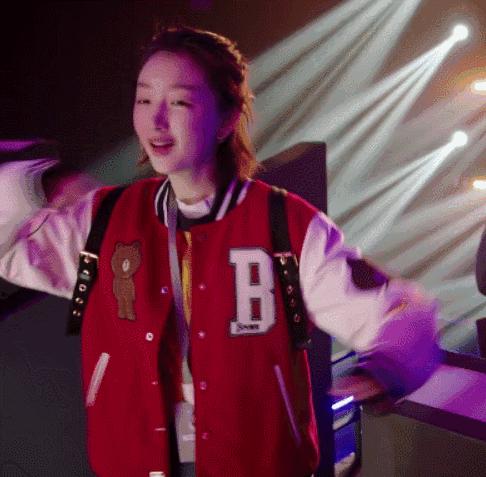 周冬雨在细水长流中不断塑造自我,周冬雨从霸气的掌门人到少年的你