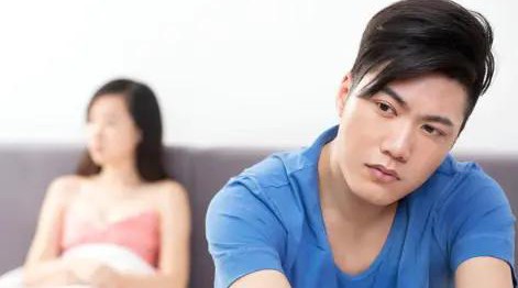 儿子看到父亲回家感动,儿子看到爸爸回来了哭了