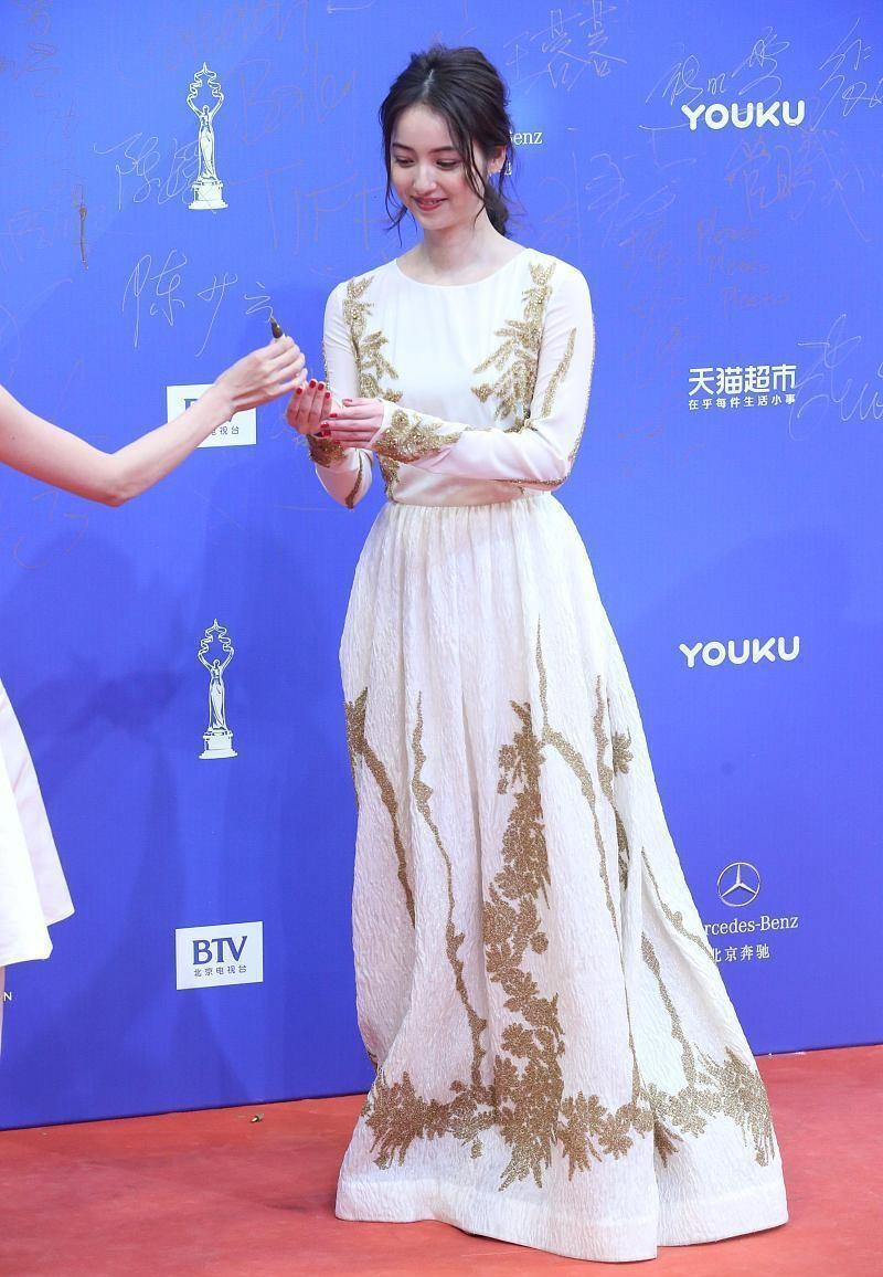 佐佐木希气质太纯了，33岁穿白裙好似偶像女主，看着挺温柔的