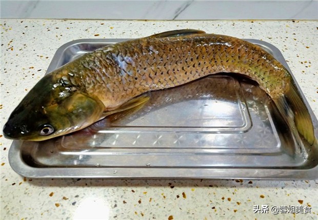 红烧草鱼怎么做好吃又简单家常的,草鱼这样做鲜香入味全家人都爱吃