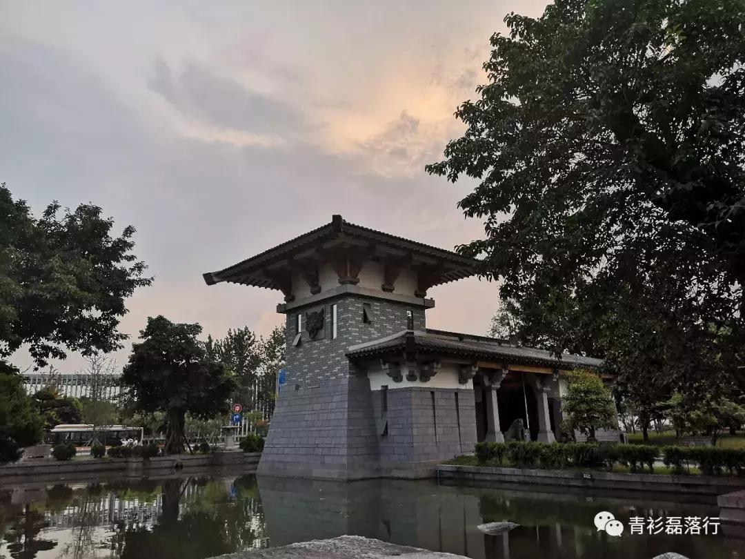 月满易园兰舟、秋莲华西钟楼：诗意生活就在身边，何须远走？