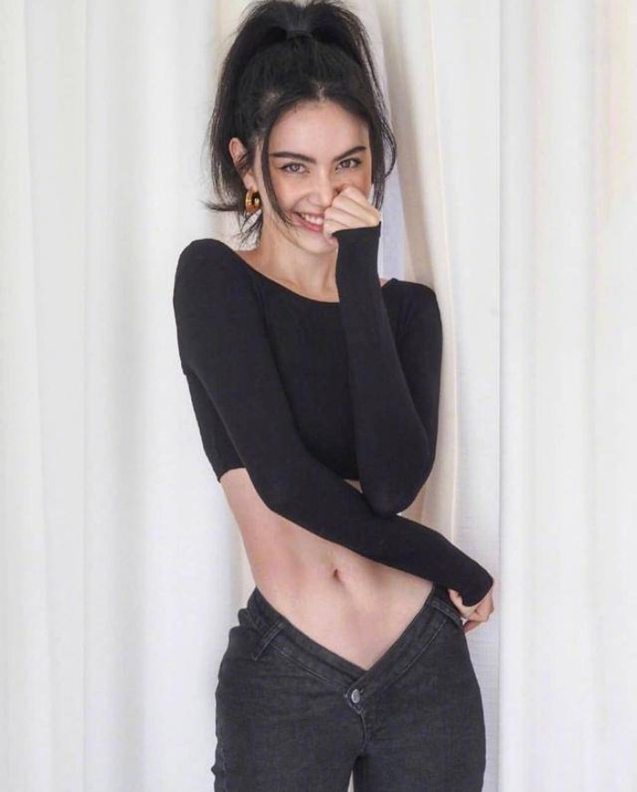 泰国版“杨幂”好性感！穿“深V裤”大秀腹肌，这身材真是爱了