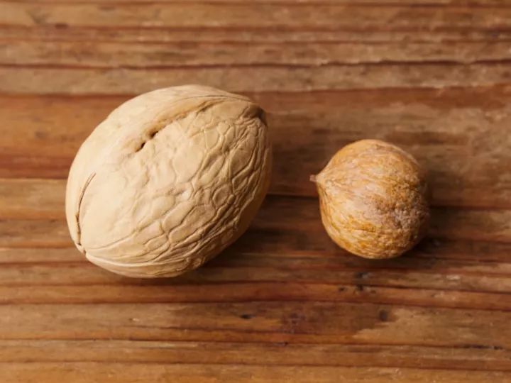 椒盐山核桃仁,核桃仁咸香酥脆的家庭做法