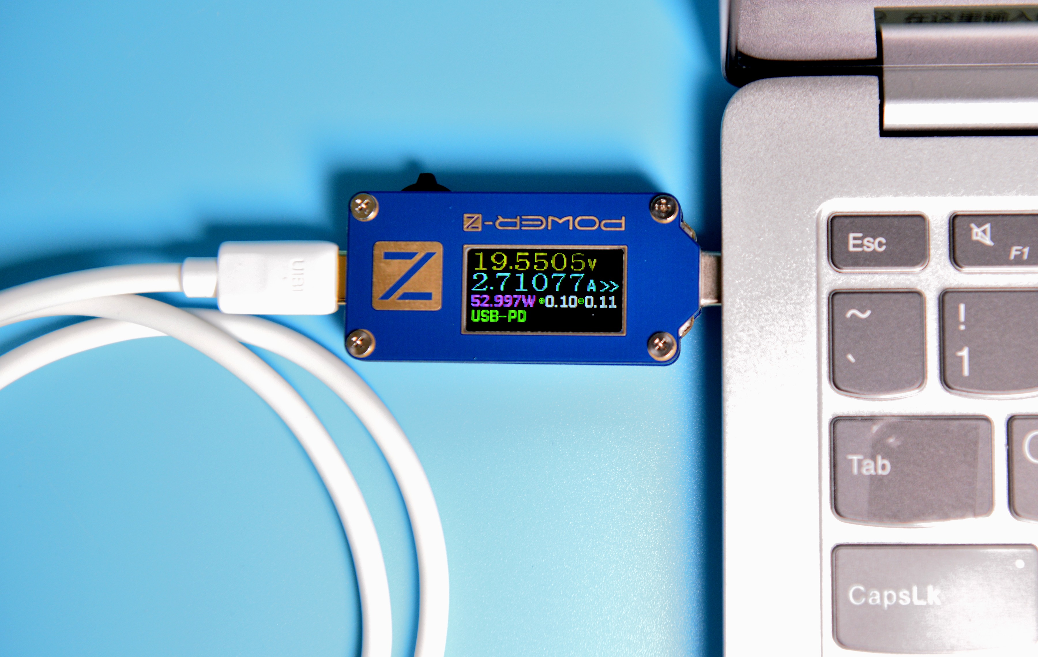 视觉清凉、温婉圆润的“小冰块”——UIBI柚比迷你快速充电器