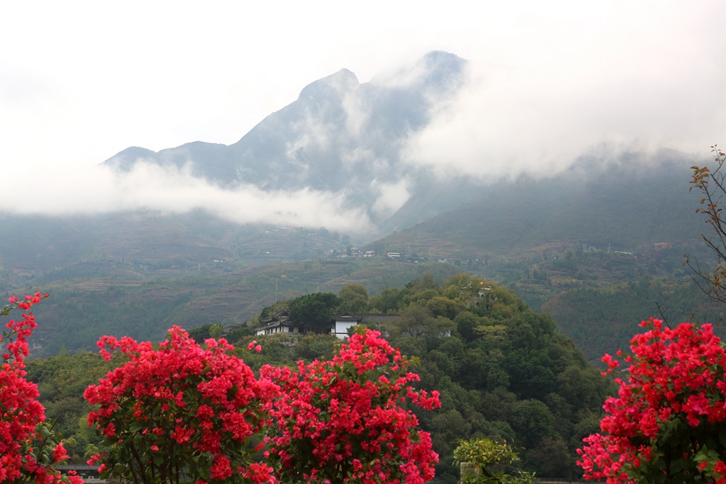 朝辞白帝彩云间中的白帝是指什么,朝辞白帝彩云间中提到的白帝