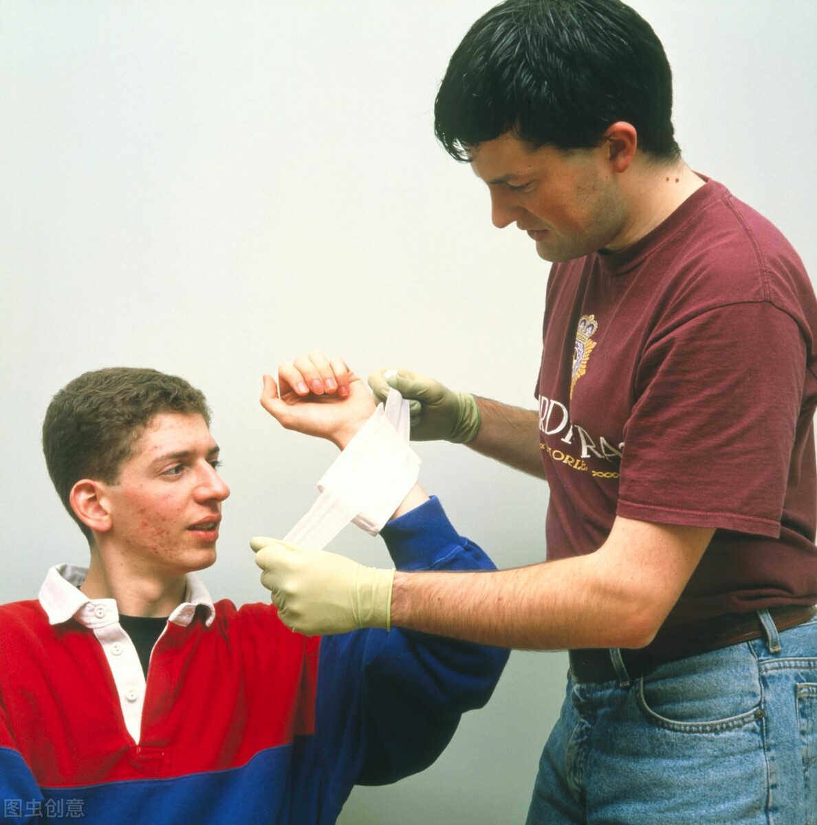 外伤出血如何清创包扎,大出血外伤急救包扎与止血的方法