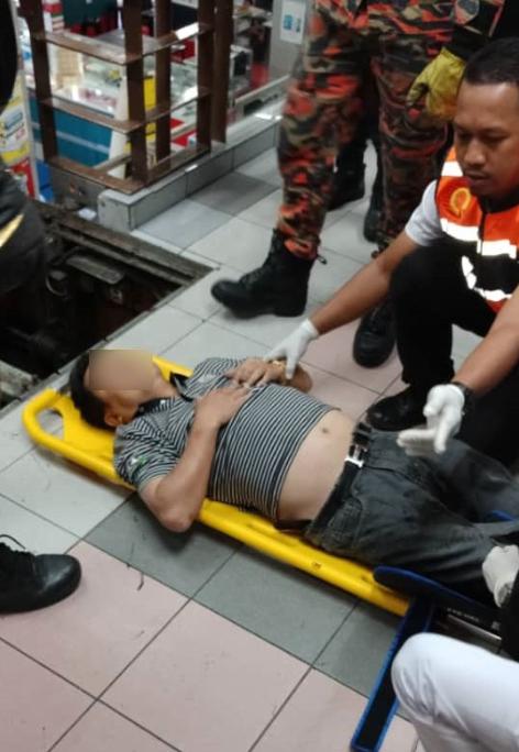 惊魂!大马华裔男脚穿人字拖逛商场,拖鞋连着整条右腿被卡电梯缝