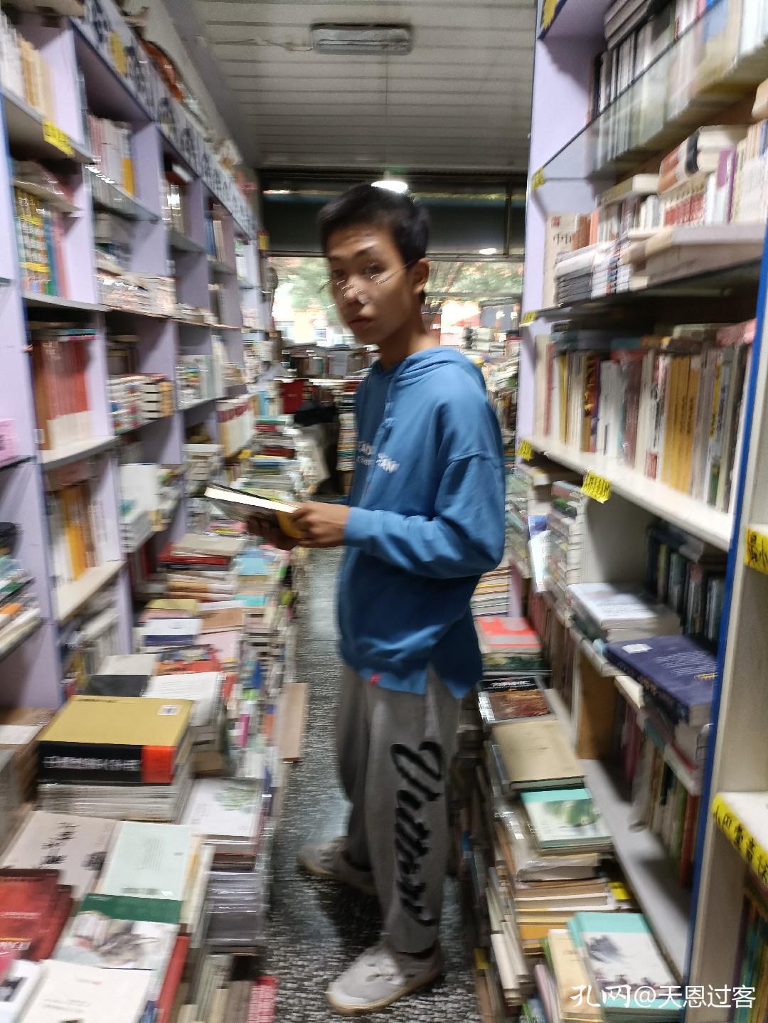 国庆七日卖书记：一下午，几位少年，让我想起三十多年前的自己