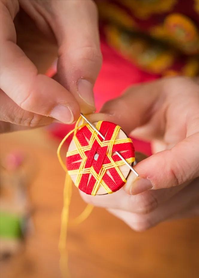 一个圆周边加一点装饰,用彩线做简单的小装饰