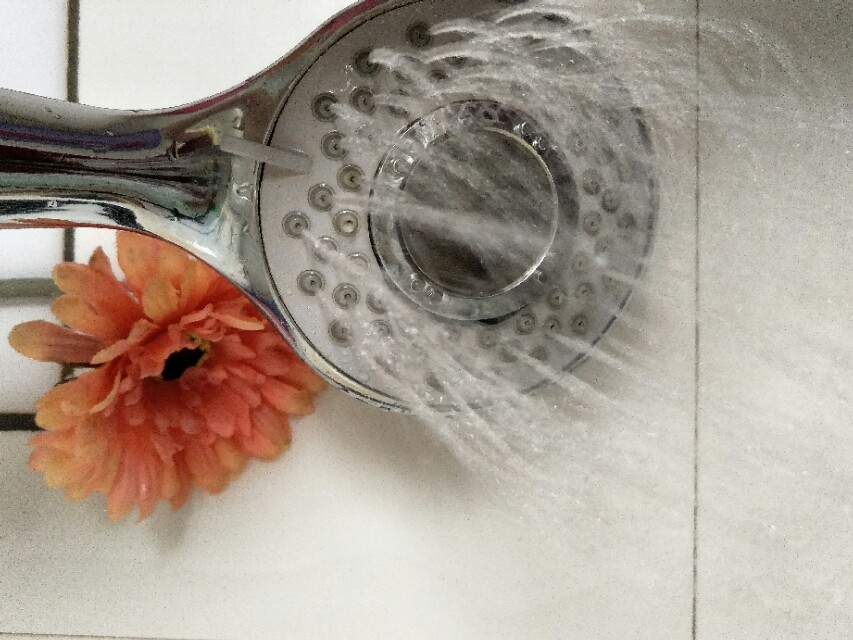 淋浴喷头堵了千万别用醋泡,淋浴喷头堵了不用怕