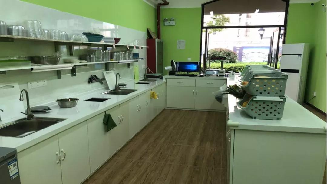 把西瓜切开卖，单价翻了一倍，年轻人为什么还会买？