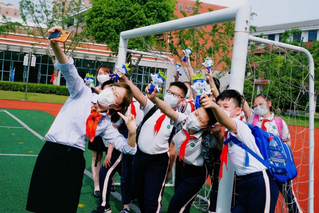 今天又有一批同学返校，来看师生们的自拍留念