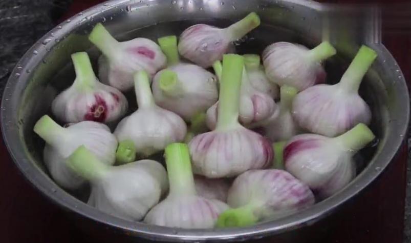 自制糖蒜的正确腌制方法,糖蒜这样做酸脆可口密封十天可吃