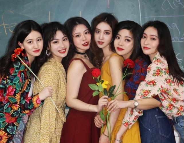 有种毕业照叫“人生赢家”，独苗男生成“新娘”，49个女生伴新郎