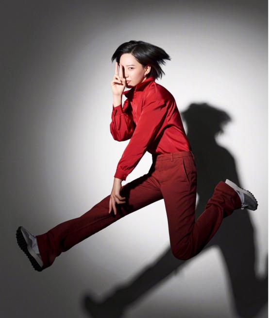 李斯丹妮的机车造型是真的辣，露腰又露腿，身材好果然敢穿