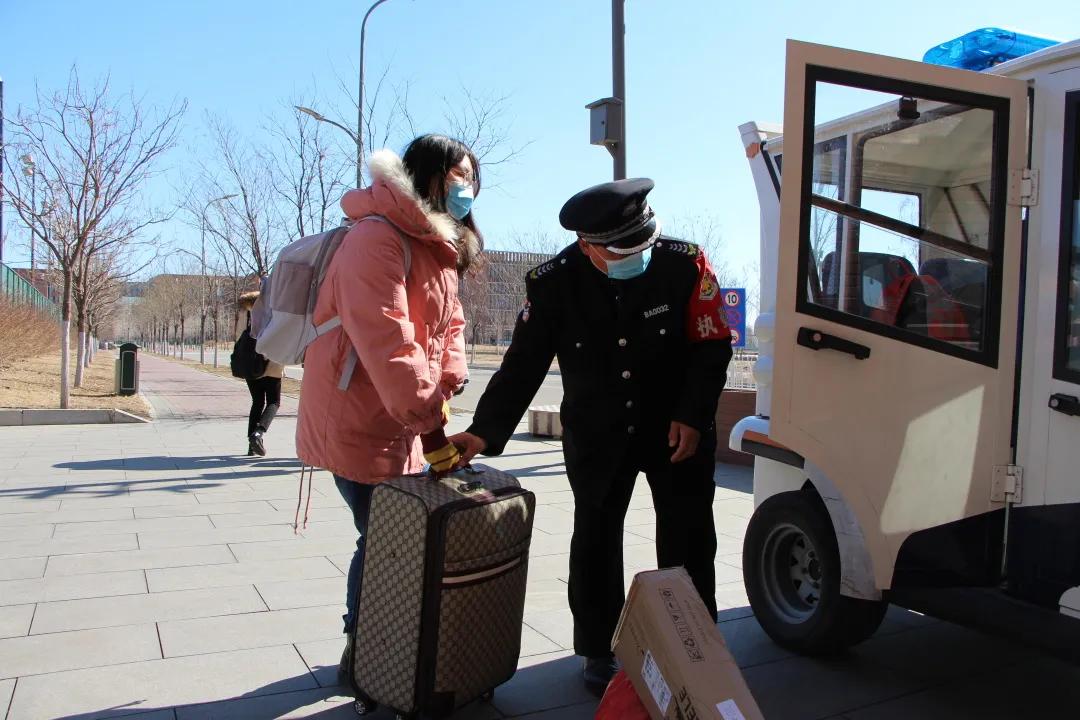 东北大学“保安诗人”火了，30年创作2000首诗！