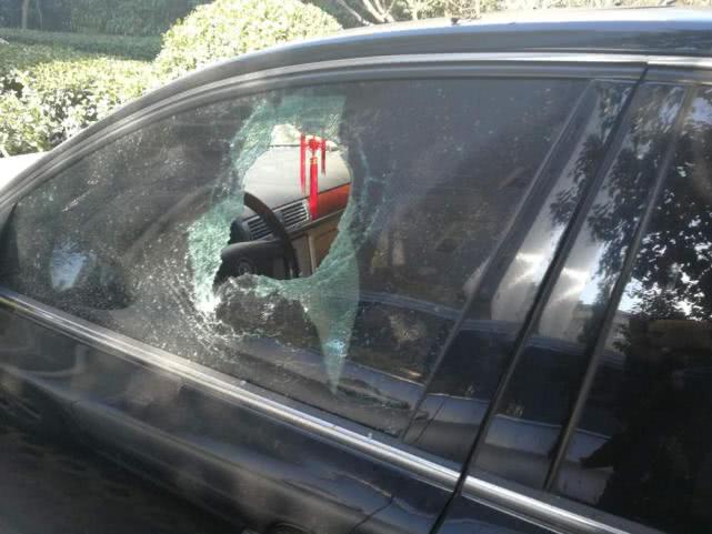 钥匙锁车内砸哪块玻璃最便宜,钥匙锁车里怎么砸玻璃