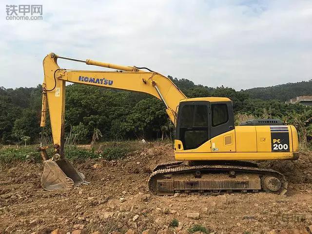 15年小松二手挖机pc200价格,小松pc200-6挖掘机图