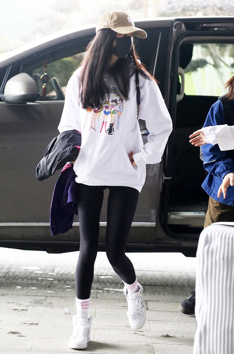 baby穿阔版西装秀蛮腰,baby黑西装造型气场全开