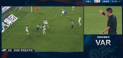 伟大的2-1!中超升班马爆发,裁判给点球引争议,板着脸解释